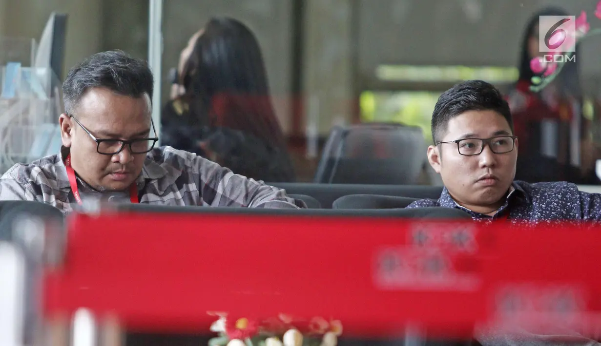 Tersangka mantan Direktur PT Murakabi Sejahtera, Irvanto Hendra Pambudi menunggu di lobi gedung KPK, Jakarta, Jumat (9/3). Irvanto menjalani pemeriksaan perdana pasca penetapannya sebagai tersangka kasus E-KTP. (Liputan6.com/Herman Zakharia)