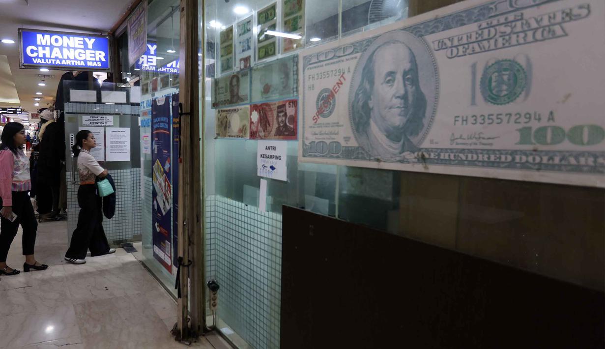 Kebijakan ini guna menjaga stabilitas nilai tukar Rupiah yang berada di bawah tekanan global. Tampak dalam foto, anteran warga yang akan menukarkan uang pecahan rupiah dan dolar Amerika Serikat (AS) di salah satu gerai penukaran mata uang asing, Jakarta, Rabu (5/5/2026). (Kapanlagi.com/Budy Santoso)