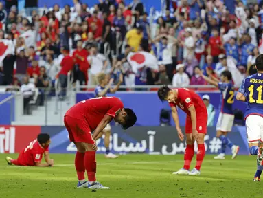 Reaksi kecewa sejumlah pemain Vietnam setelah gawang timnya dibobol oleh pemain Jepang, Keito Nakamura pada laga Grup D Piala Asia 2023 di Al Thumama Stadium, Qatar, Minggu (14/01/2024). (AFP/Karim Jaafar)