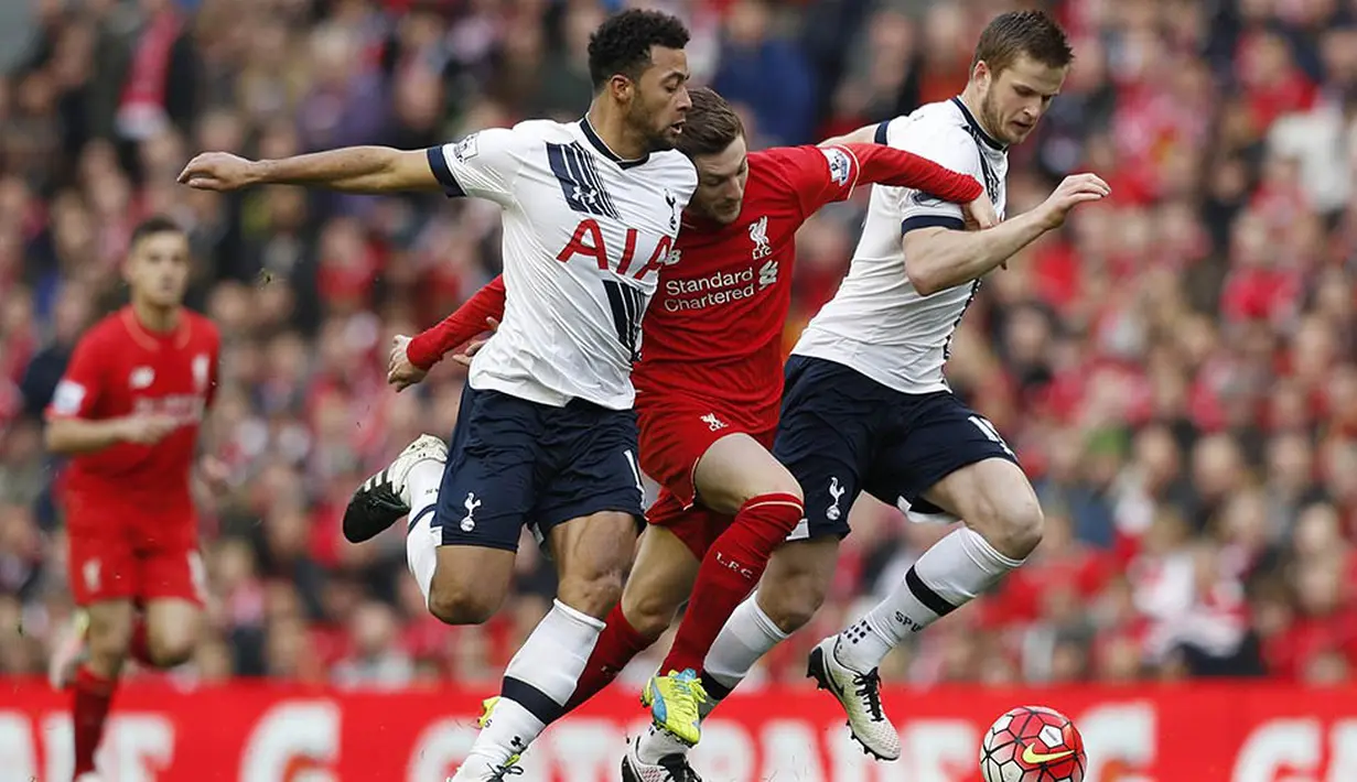 2. Gelandang Liverpool, Adam Lallana, berusaha melewati hadangan pemain Tottenham pada laga Liga Premier Inggris di Stadion Anfield, Inggris, Sabtu (2/4/2016). Kedua tim bermain imbang 1-1. (Reuters/Phil Noble)