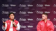 CEO Vidio, Sutanto Hartono (kiri) menjelaskan perihal kedatangan mantan pemain legendaris Inggris, Michael Owen di Jakarta. Kedatangan tokoh legendaris seperti Michael Owen di tengah masyarakat Indonesia khususnya pecinta sepak bola bisa menghadirkan kedekatan dan menginspirasi para generasi muda yang bercita-cita untuk menjadi pemain sepakbola profesional. (Bola.com/M Iqbal Ichsan)