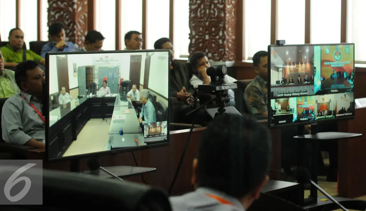 Dua layar monitor digunakan untuk melakukan video conference pembacaan sembilan putusan terkait Pilkada di Gedung DKPP Jakarta, Rabu (18/11). Sidang dipimpin langsung Ketua DKPP, Jimly Asshiddqie. (Liputan6.com/Helmi Fithriansyah)  