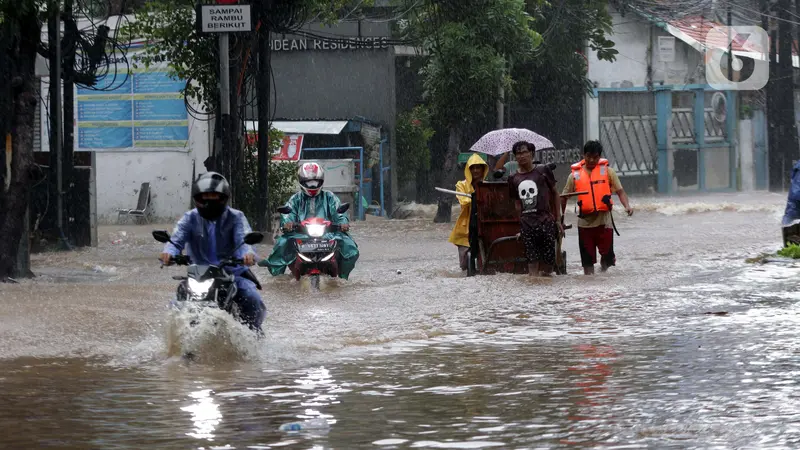 FOTO: Banjir Genangi Jalan Wolter Monginsidi Jakarta