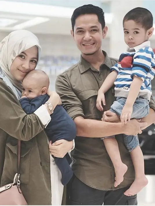 "Hal pertama yang kita lakukan bersyukur karena anak terlahir dalam keadaan sehat, tidak kekurangan apapun. Mau bentuk rupanya seperti apa, giginya besar atau kecil, rambut tebal atau tipis, itu semua ciptaan Allah," tulis Alyssa Soebandono.