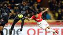 Duel pemain AS Monaco, Radamel Falcao (kanan) dengan pemain Nice, Santos Marlon (tengah) pada lanjutan Ligue 1 di Louis II Stadium, Monaco, (16/1/2018). AS Monaco bermain imbang 2-2 dengan Nice. (AFP/Valery Hache)