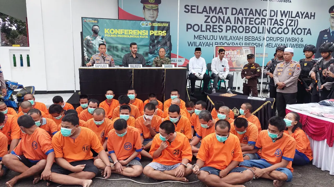 Para tersangka pelaku kejahatan di Kota Probolinggo dihadirkan dalam konfrensi pres hasil operasi pekat semeru 2023 (Istimewa)