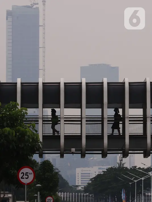 Warga melakukan aktivitas di kawasan Jakarta, Jumat (15/10/2021). Menteri Koordinator Bidang Perekonomian Airlangga Hartarto mencatat realisasi anggaran Program Pemulihan Ekonomi Nasional (PEN) mencapai Rp416 triliun sampai 8 Oktober 2021. (Liputan6.com/Angga Yuniar)