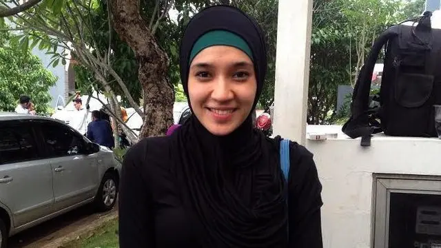 Pesinetron cantik Dhini Aminarti sudah beberapa waktu ini mantap menggunakan hijab dalam segala aktivitasnya 