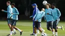 Gelandang Chelsea, Pedro, mengontrol bola dengan kepala saat mengikuti sesi latihan jelang laga Liga Champions di London, Senin (11/9/2017). Chelsea akan berhadapan dengan  FQ Qarabag. (AFP/Adrian Dennis)