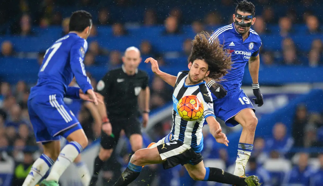  Fabricio Coloccini (tenah)  menghalau bola dari kejaran pemain Chelsea Diego Costa  dan  Pedro (kiri) pada Lanjutan Liga Inggris pekan ke-26 di Stadion Stamford Bridge, London, MInggu (14/2/2016) dini hari WIB. (AFP/Glyn Kirk)