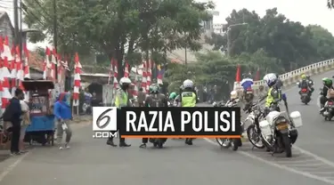 Ditlantas PoldaMetro Jaya menggelar razia kendaraan yang melawan arus di Wilayah Cakung Jakarta Timur. 50 pengendara roda 2 dan 4 ditilang petugas karena melawan arus.
