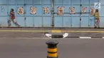 Sketsa-sketsa terlihat di depan Kampung Tematik Sketsa di kawasan Penjaringan, Jakarta Utara, Rabu (1/7). Sketsa-sketsa yang menghiasi kawasan tersebut dibuat dalam rangka menyambut Asian Games XVIII Tahun 2018. (Liputan6.com/Immanuel Antonius)