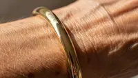 10 Model Bangle Emas Ringan untuk Lansia agar Nyaman Dipakai Sehari-Hari