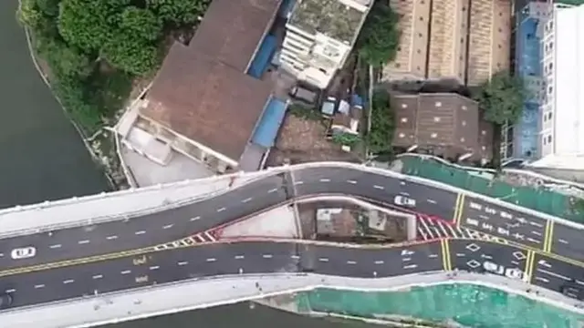 Tampak atas rumah Liang di tengah dua jalur jalan tol di Guangzhou, China. (Indiatimes)