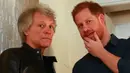 Pangeran Harry (kanan) berbincang dengan penyanyi AS, Jon Bon Jovi setibanya di Abbey Road Studios, London, Jumat (28/2/2020). Pentolan Bon Jovi dan Pangeran Harry akan bertemu dengan paduan suara Invictus Games untuk merekam lagu untuk amal. (HANNAH MCKAY / POOL / AFP)