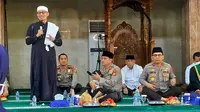 Rayakan Lebaran Anak Yatim, Kapolda Banten Pangku Bocah yang Tidur