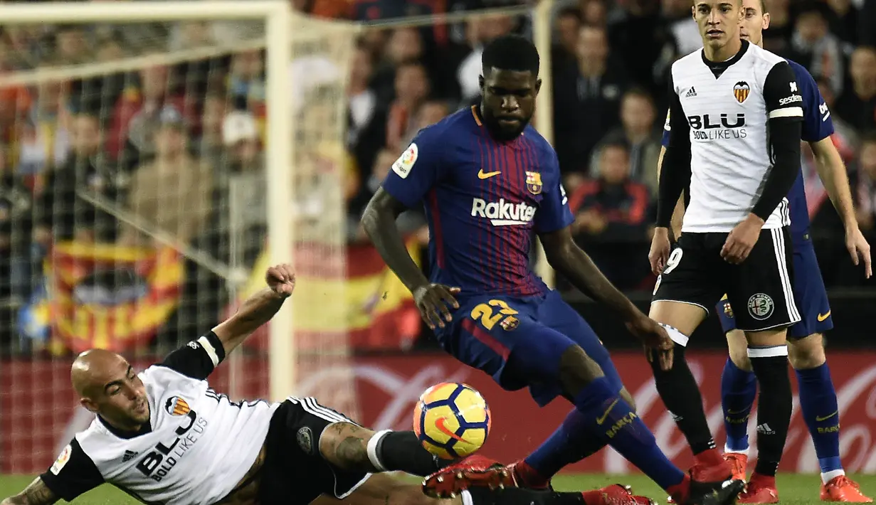 Bek Barcelona, Samuel Umtiti, berebut bola dengan striker Valencia, Simone Zaza, pada laga La Liga Spanyol di Stadion Mestalla, Valencia, Minggu (26/11/2017). Kedua klub bermain imbang 1-1. (AFP/Jose Jordan)