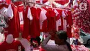 Penak-pernik yang dijajakan pedagang antara lain, umbul-umbul, aksesoris, tiang bendera hingga baju yang dijual dari harga Rp 5.000 - Rp 500.000. (Liputan6.com/Herman Zakharia)