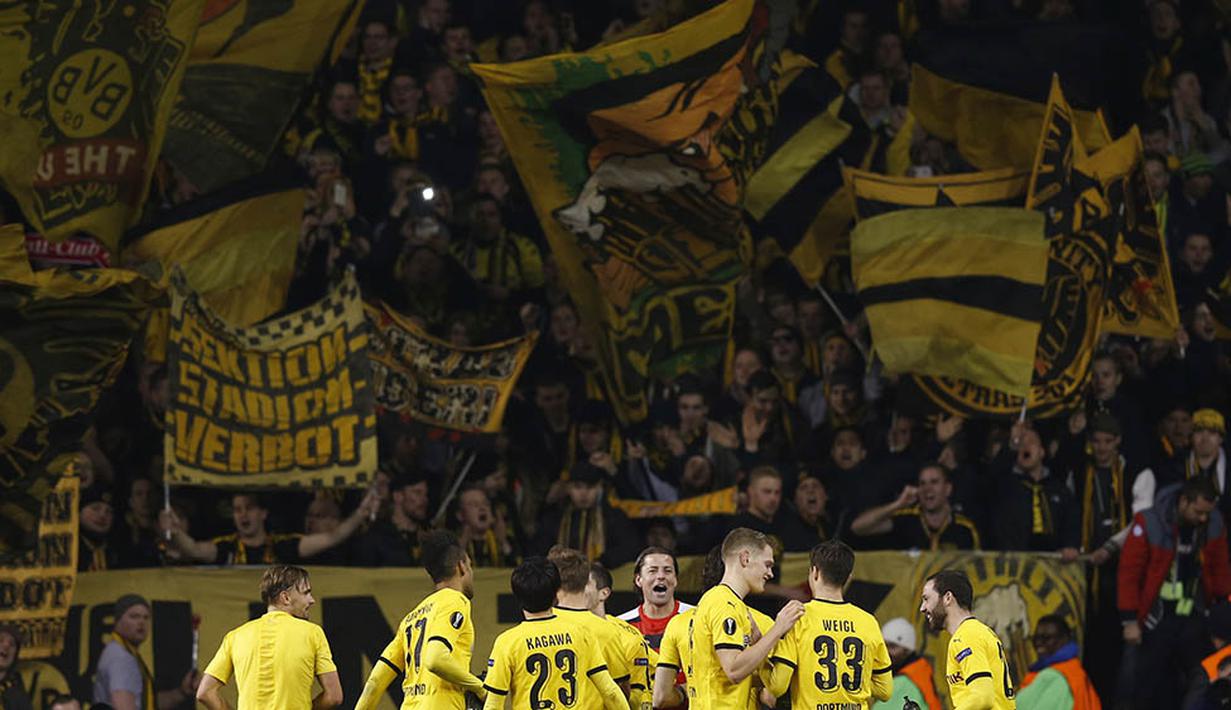 Supporter dan pemain Dortmund merayakan kemenangan 2-1 atas Tottenham pada laga leg kedua babak 16 besar Liga Europa di Stadion White Hart Lane, Inggris, Jumat (18/3/2016) dini hari WIB. (Reuters/Eddie Keogh)