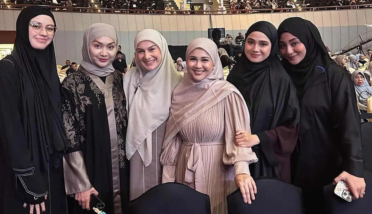 Dalam momen ini, Kimberly Ryder mengucapkan terima kasih kepada artis Ratna Galih yang telah mengajaknya dalam kajian. Ia pun duduk di barisan para artis. Tampak sejumlah seleb yang ikut dalam kajian, antara lain Windy Wulandari, Irish Bella, Kesha Ratuliu, Syifa Hadju, hingga Margin Wieheerm. (Liputan6.com/IG/@_irishbella_)