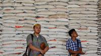 Perum Bulog Bengkulu memperpanjang masa Operasi Pasar guna meredam gejolak harga beras (Liputan6.com/Yuliardi Hardjo)