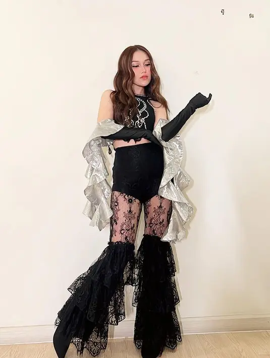 Bahkan aksen cutbray yang tampak dari susunan brokat menjadikan gayanya semakin menawan. [Foto: Instagram/ Ayutingting]