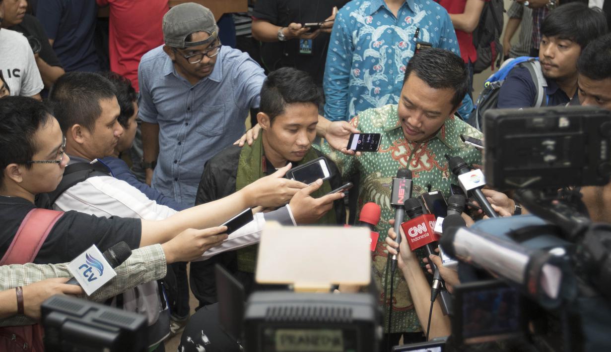 Gelandang muda Indonesia, Evan Dimas, menjawab pertanyaan wartawan usai menggelar jumpa pers. Bersama Espanyol, Evan Dimas akan mencoba mencicipi kerasnya atmosfir La Liga. (Bola.com/Vitalis Yogi Trisna)