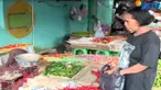 Kenaikan harga juga terjadi pada daging ayam. Di Jakarta harga daging ayam dijual seharga Rp 38 ribu hingga Rp 40 ribu per potong.