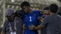 Kiper Timnas Indonesia, Satria Tama, menangis karena cedera saat melawan Vietnam pada laga SEA Games di Stadion MPS, Selangor,Selasa (22/8/2017). Kedua negara bermain imbang 0-0. (Bola.com/Vitalis Yogi Trisna)