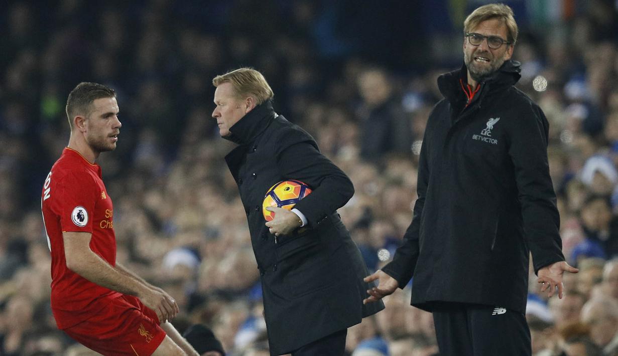 Pelatih Liverpool, Juergen Klopp, dan pelatih Everton, Ronald Koeman, memberikan instruksi kepada anak asuhnya. Jalannya pertandingan yang berlangsung alot ini membuat kedua tim hingga menit ke-90 masih bermain imbang 0-0. (Reuters/Phil Noble)