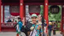 Penampilan colorful dari Ashanty. Ia mengenakan dress dengan motif two-tone yang ramai dan rumbai di ujung dress. Ashanty menambahkan sling bag hitam dan topi hijau yang senada. Foto: Instagram.