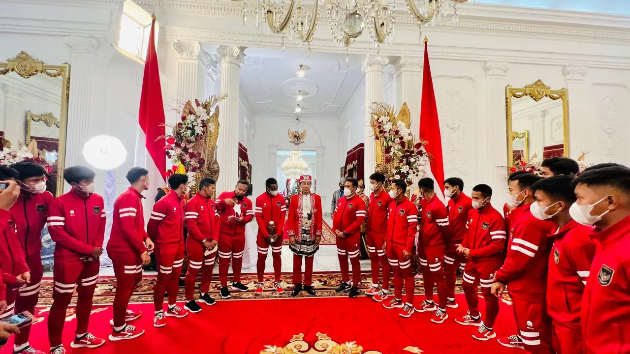 Presiden Joko Widodo atau Jokowi menerima Tim Nasional (Timnas) U-16 yang baru saja menjuarai Piala AFF U-16 beberapa waktu lalu di Istana Merdeka, Rabu (17/8/2022) (Biro Pers Sekretariat Presiden)
