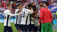 Pemain Inggris merayakan gol penyeimbang 1-1 yang dicetak oleh Bukayo Saka pada laga perempat final Euro 2024 melawan Siwss di Duesseldorf Arena, Duesseldorf, Jerman, Sabtu (06/07/2024). (AFP/Adrian Dennis)