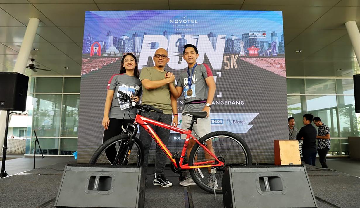 Peserta saat menerima hadiah pada acara Run and Snap in Tangerang 5k Tangerang, Minggu (8/3/2020). Novotel Tangerang gelar event lari yang diikuti ratusan peserta. (Dokumentasi)
