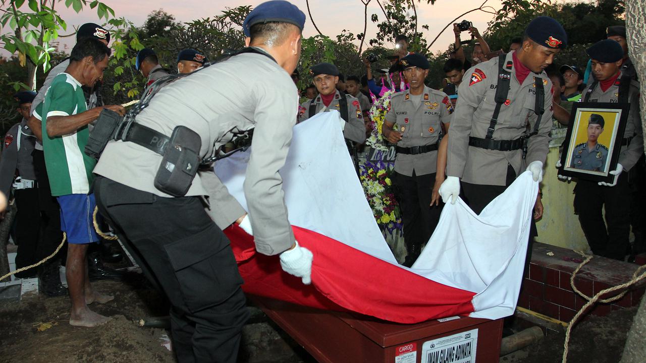 Jeritan Ibu Briptu Gilang Korban Bom Kampung Melayu di Pemakaman