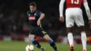 Aksi penyerang Napoli, Dries Mertens pada leg 1, babak perempat final Liga Europa yang berlangsung di Stadion Emirates, London, Jumat (12/4). Arsenal menang 2-0 atas Napoli. (AFP/Ben Stansall)