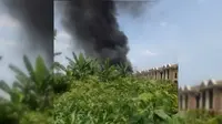 Gambar kobaran api pesawat jatuh diposting di dunia maya. (Path/Ria)