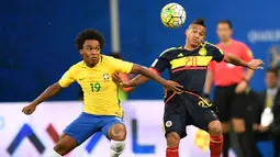 Gelandang Brasil, Willian (kiri) berebut bola dengan gelandang Kolombia, Macnelly Torres di kualifikasi Piala Dunia 2018 zona CONMEBOL di Arena da Amazonia, Manaus, (7/9). Brasil menang atas Kolombia dengan skor 2-1. (AFP PHOTO/Christophe Simon)