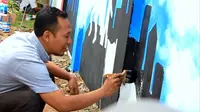 Aksi corat-coret dinding kantor parpol itu tak ditegur pemilik dinding. (Liputan6.com/Edhie Prayitno Ige)