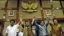 (Ki-ka) Adian Napitupulu (PDI-P), Taufiqulhadi (Nasdem), Inas Nasrulloh Zubir (Hanura), dan Arifin hakim Toha (PKB) saling mengangkat tangan usai memberikan keterangan pers di Gedung DPR RI, Senayan, Jakarta, Jumat (20/11). (Liputan6.com/Johan Tallo)