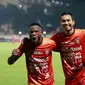 Pemain Bali United, Privat Mbarga bersama Ricky Fajrin, melakukan selebrasi setelah mencetak gol ke gawang Arema FC pada laga BRI Liga 1 di Stadion PTIK, Jakarta, Senin (27/3/2023). Arema menang dengan skor 3-1. (Bola.com/M Iqbal Ichsan)