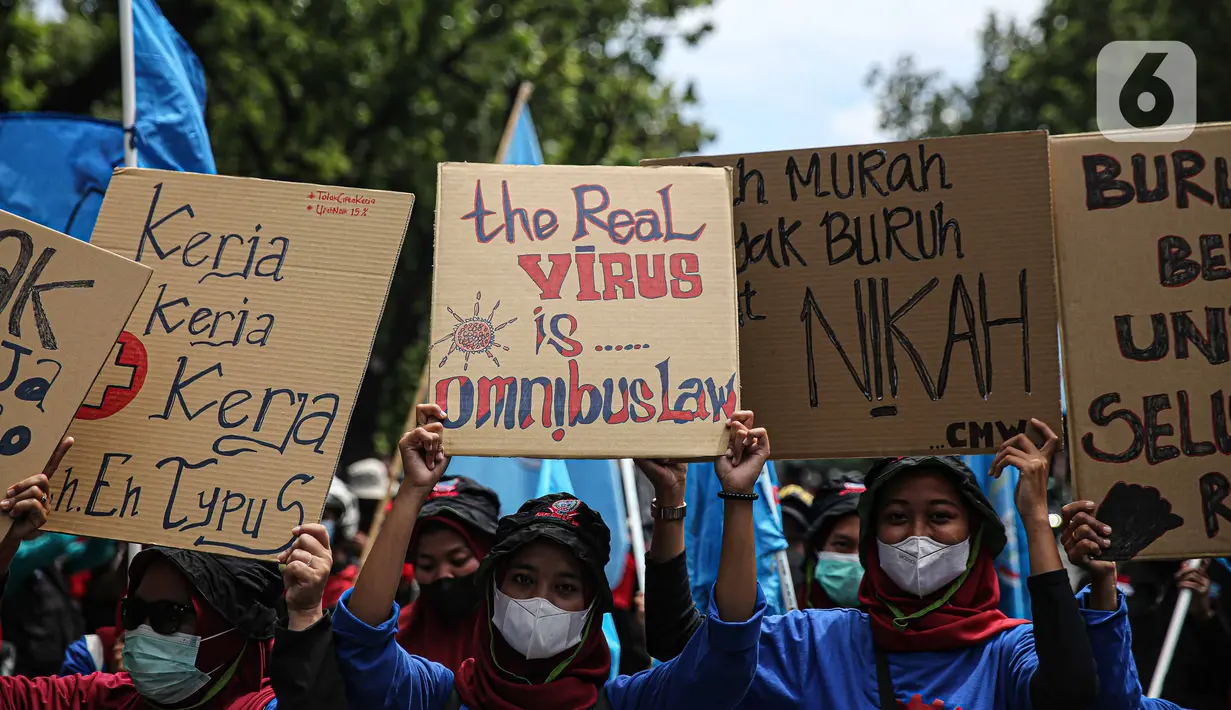 Massa buruh gabungan saat menggelar aksi di kawasan Patung Arjuna Wijaya, Jakarta, Kamis (25/11/2021). Dalam aksinya, ratusan buruh tersebut menuntut pembatalan Omnibus Law Undang-Undang Cipta Kerja dan kenaikan upah 2022. (Liputan6.com/Faizal Fanani)