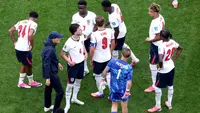 Thomas Tuchel, pelatih Timnas Inggris, berbicara kepada para pemain Inggris saat istirahat minum selama pertandingan Grup L Piala Dunia 2026 antara Inggris dan Ghana di Stadion Boston pada 24 Juni 2026 di Foxborough, Massachusetts. (Mattia Ozbot/Getty Images via AFP)