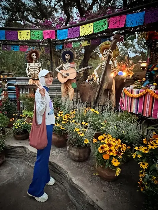 Curahan hati ini disampaikan Zaskia Adya Mecca di akun Instagram terverifikasi pada 14 September 2022 seraya mengunggah lima foto di beragam spot cantik di Disneyland. “Gaya-gayaan mau main sendiri, tapi tiap main sibuk “wahh kalo mereka ikut pasti happy banget nih atau liat barang gemes: Ko sepi yaa ga ada yang ngerengek minta2 belin,” akunya. (Foto: Dok. Instagram @zaskiadyamecca)