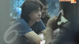 Tak banyak kata yang diucapkan oleh pria berumur 33 tahun itu. Menggunakan kaos biru dongker berlengan panjang, wajah Roger pun tampak lebih segar dan tubuhnya lebih gemuk (Liputan6.com/Panji Diksana).