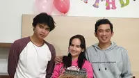 Diberi Kejutan Suami dan Anak Sambung, Ini 6 Momen Perayaan Ultah Angelica Simperler