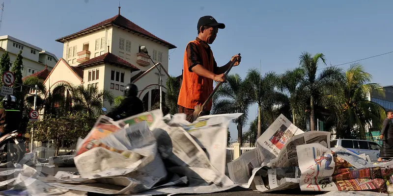 20150717-Sampah KoranSisa Salat Id-Jakarta