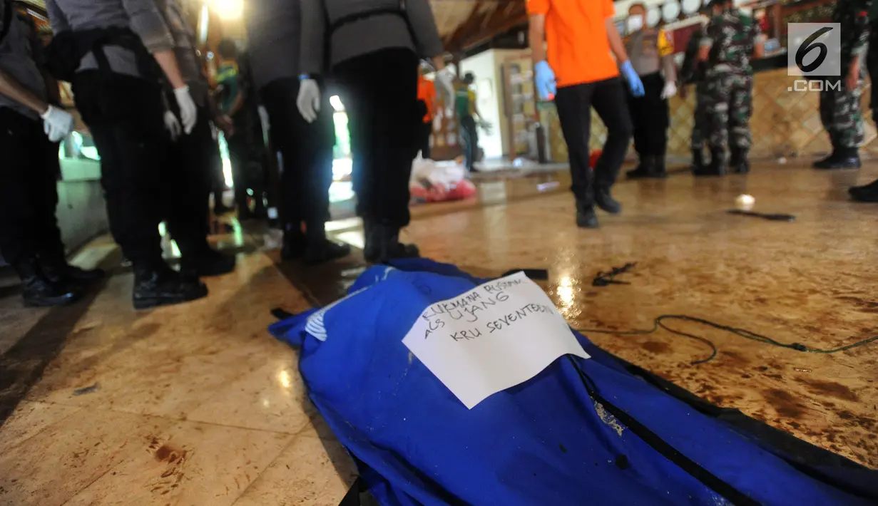 Tampak jenazah kru Band Seventeen berhasil dievakuasi akibat gelombang Tsunami Anyer di Tanjung Lesung Beach Resort, Pandeglang, Banten (23/12). Band Seventeen manggung ketika family gathering pegawai PLN dan keluarga. (merdeka.com/Arie Basuki)