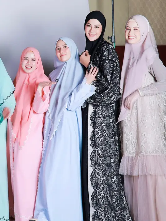 Banyak yang mengungkapkan betapa Kimberly terlihat memesona dalam balutan busana muslim, membuktikan bahwa gaya syar'i tetap bisa terlihat modis dan elegan. [@kimbrlyryder].