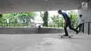 Skater sedang bermain di skaterpark di kolong Flyover Slipi, Jakarta, Selasa (15/1). Skatepark yang diberi nama FO SLIPI SKATEPARK itu belum diresmikan oleh Pemprov DKI Jakarta. (Liputan6.com/Herman Zakharia)